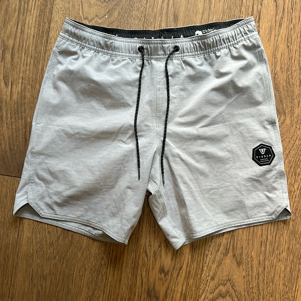 VISSLA Light Gray Men's Boardshorts Size Small Great Condition
